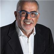 Psicologo impartisce lezioni di psicologia e materie affini